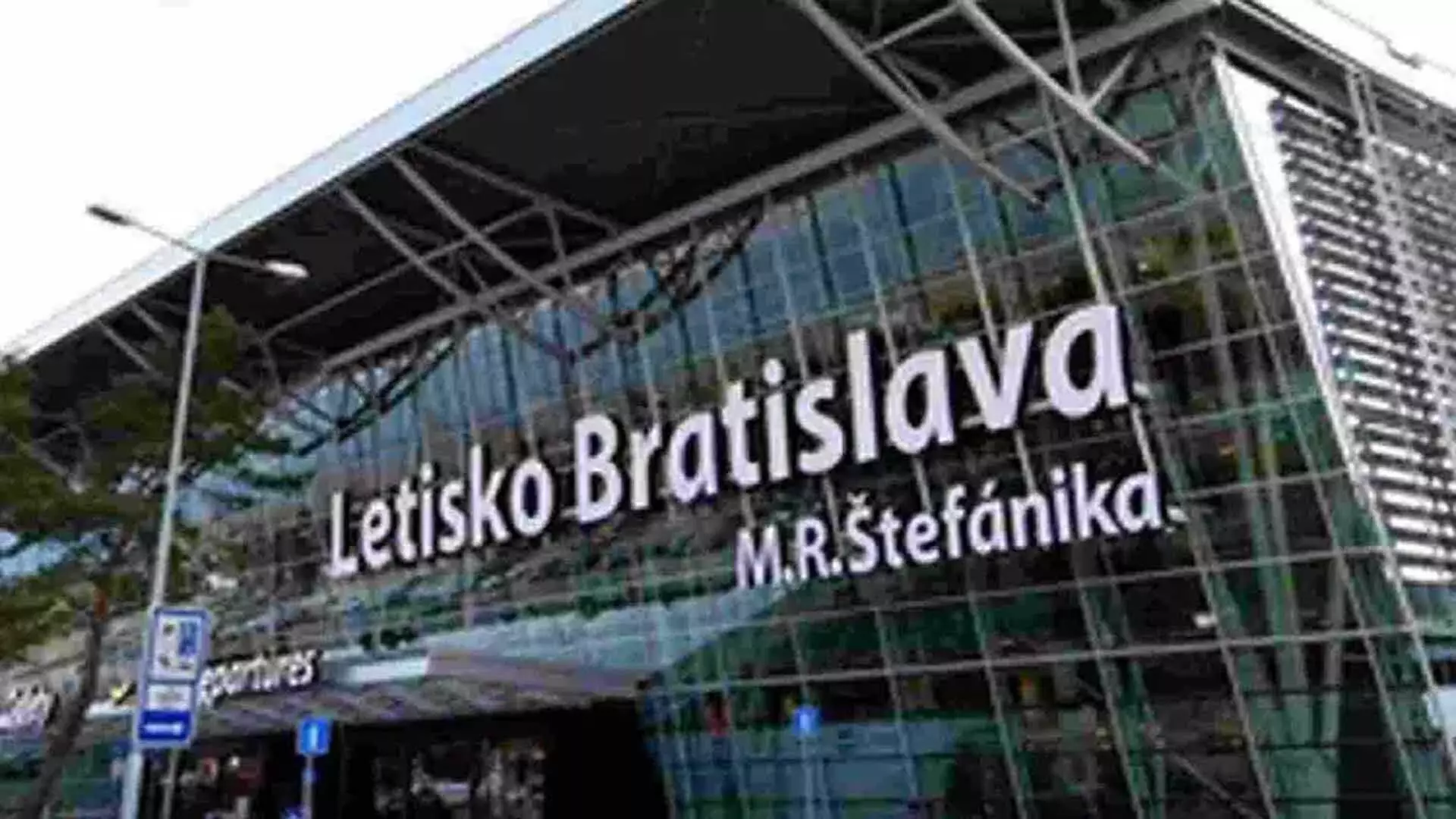 Slovakia के ब्रातिस्लावा हवाई अड्डे पर बम की सूचना के बाद लोगों को निकाला गया