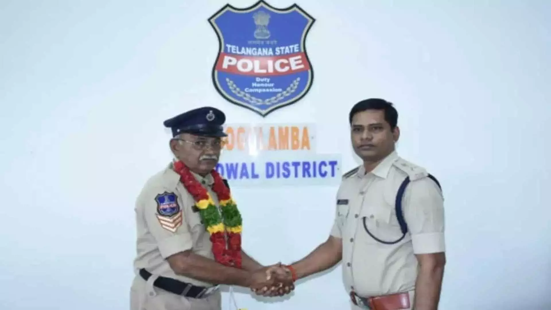 SP ने सेवानिवृत्त पुलिस अधिकारी को सम्मानित किया