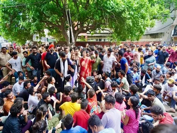 Atishi ने 3 UPSC उम्मीदवारों की मौत पर प्रदर्शन कर रहे छात्रों से की मुलाकात