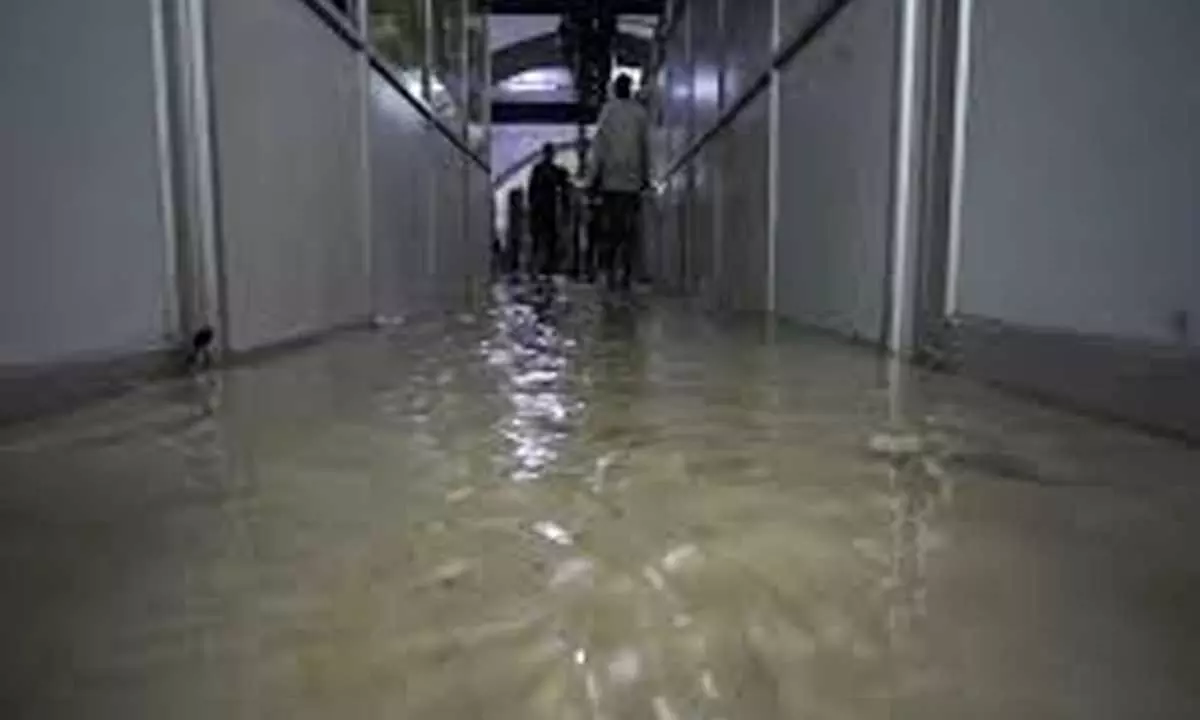 Lucknow में भारी बारिश से UP विधानसभा भवन के कुछ हिस्सों में भरा पानी