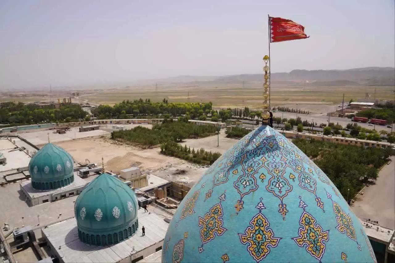 Iran की मुख्य मस्जिद पर फहराए गए लाल झंडे क्या है कारण