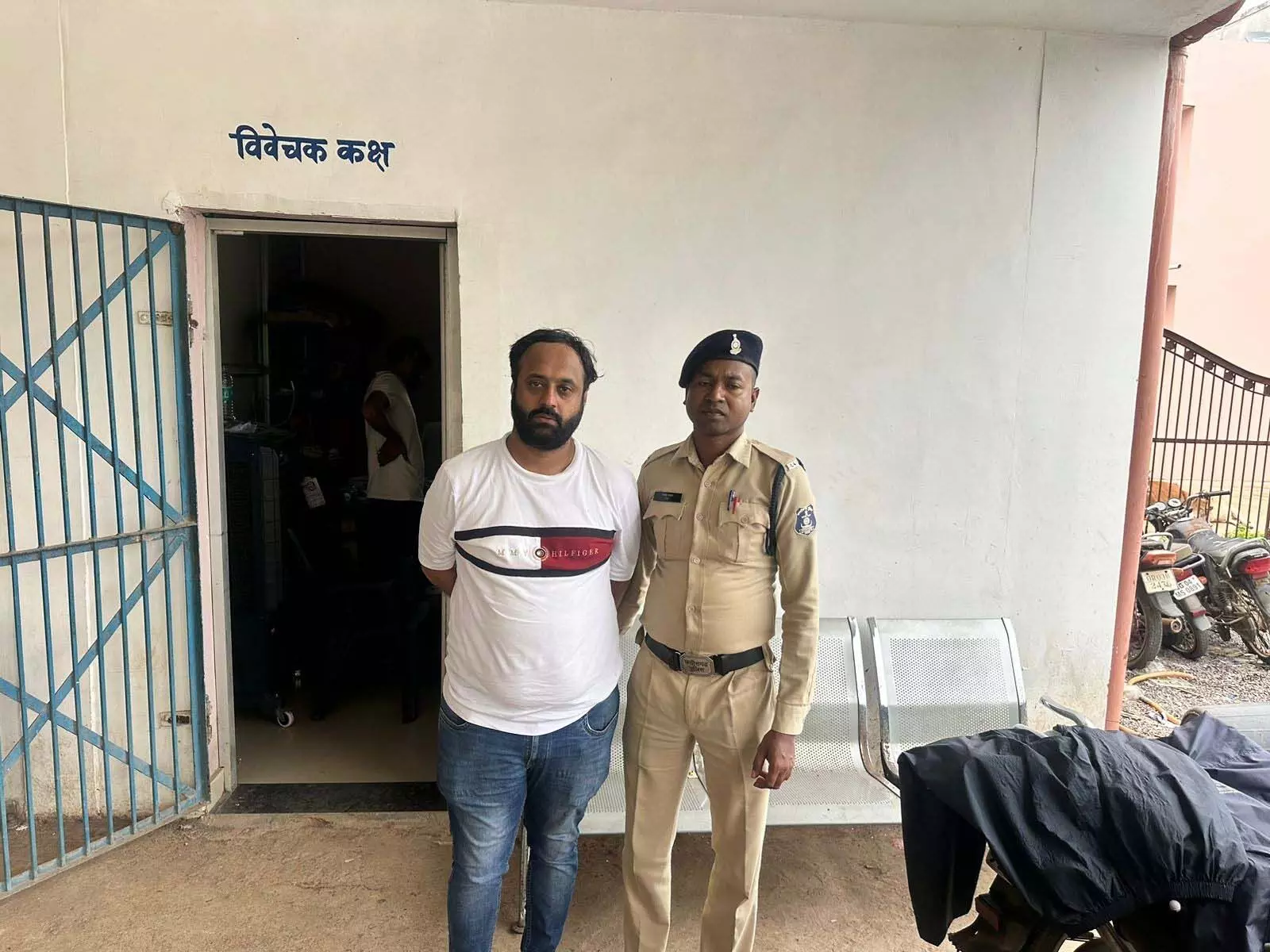 Raipur Breaking: ऑनलाइन सट्टा खिलाने वाला बुकी गिरफ्तार