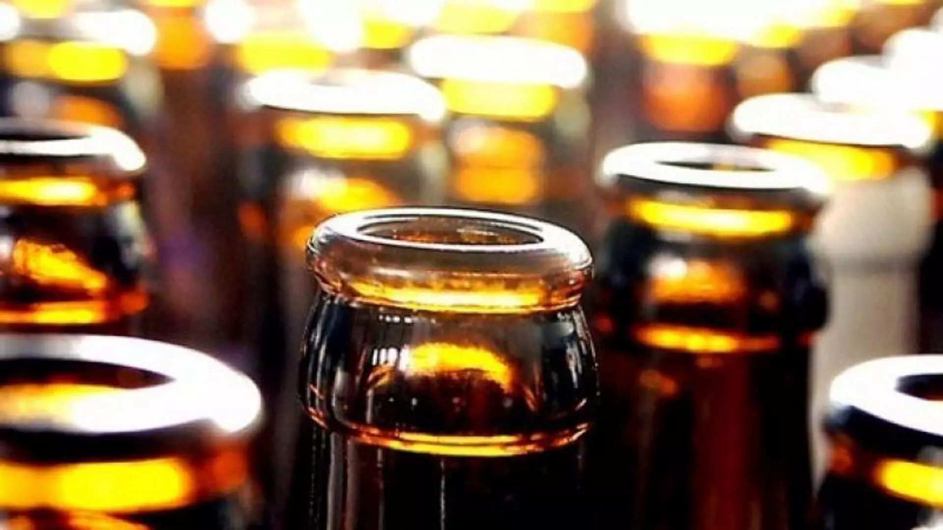 Andhra Pradesh: एसईबी अधिकारियों ने कुरनूल में अवैध शराब नष्ट की