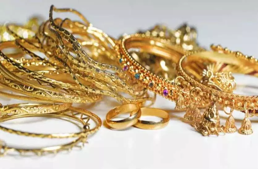 Theft: सुनार की दुकान से चोरों ने ताला तोड़कर सोना-चांदी किये पार