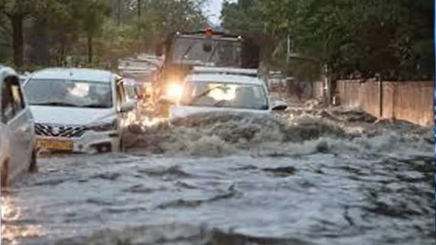 Heavy rains के कारण दिल्ली में देर रात तक यातायात अस्त-व्यस्त रहा