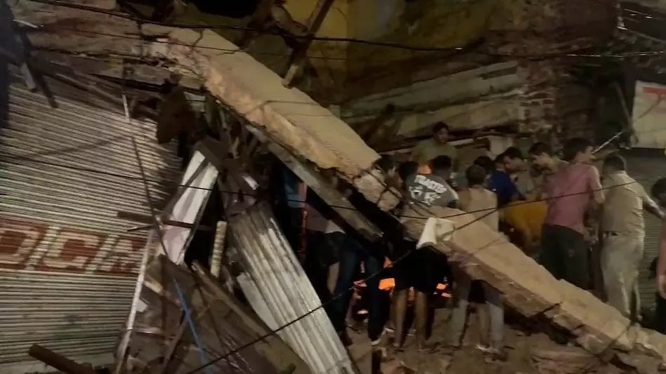 BIG BREAKING: दिल्ली में बिल्डिंग की दीवार अचानक भर-भराकर गिरी, मची चीख-पुकार
