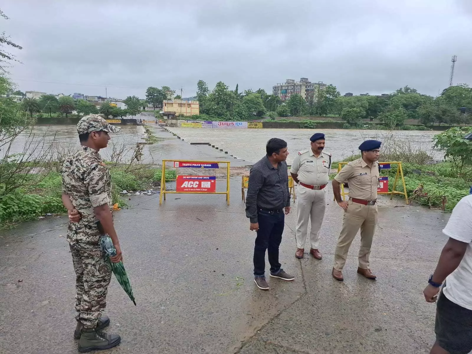 Raigarh SP ने बाढ़ प्रभावित क्षेत्रों का किया दौरा