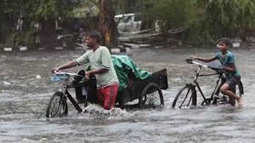 Heavy rains के बीच दिल्ली भर में सड़कें जलमग्न हुए