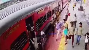 MP: ट्रेन और प्लेटफॉर्म के बीच घिसटता गया बुजुर्ग, RPF जवान ने बचा ली जान