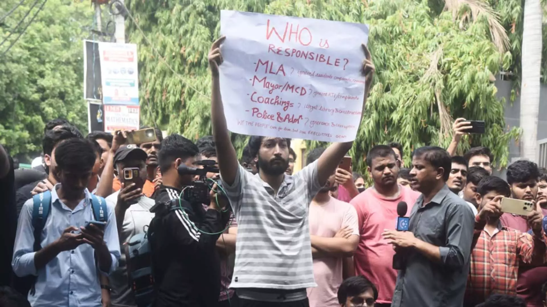 Delhi coaching सेंटर संकट  छात्रों का जीवन दांव पर