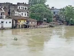Bihar News: सीतामढ़ी में लखनदेई नदी का तटबंध टूटा, दर्जनों घरों में घुसा बाढ़ का पानी