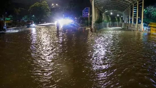 Dehli: भारी जलभराव और यातायात जाम के कारण आज स्कूल बंद रहेंगे
