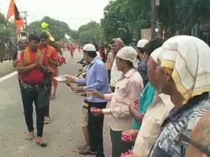 हापुड़ में हिन्दू-मुस्लिम भाईचारे का दिया संदेश, कांवड़ियों पर की गई पुष्प वर्षा