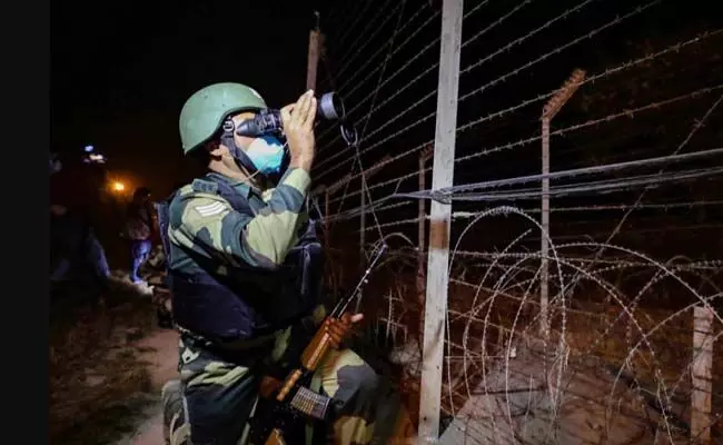 J&K News: अंतरराष्ट्रीय सीमा पर सीमा सुरक्षा बल ने पाक घुसपैठिए को मार गिराया