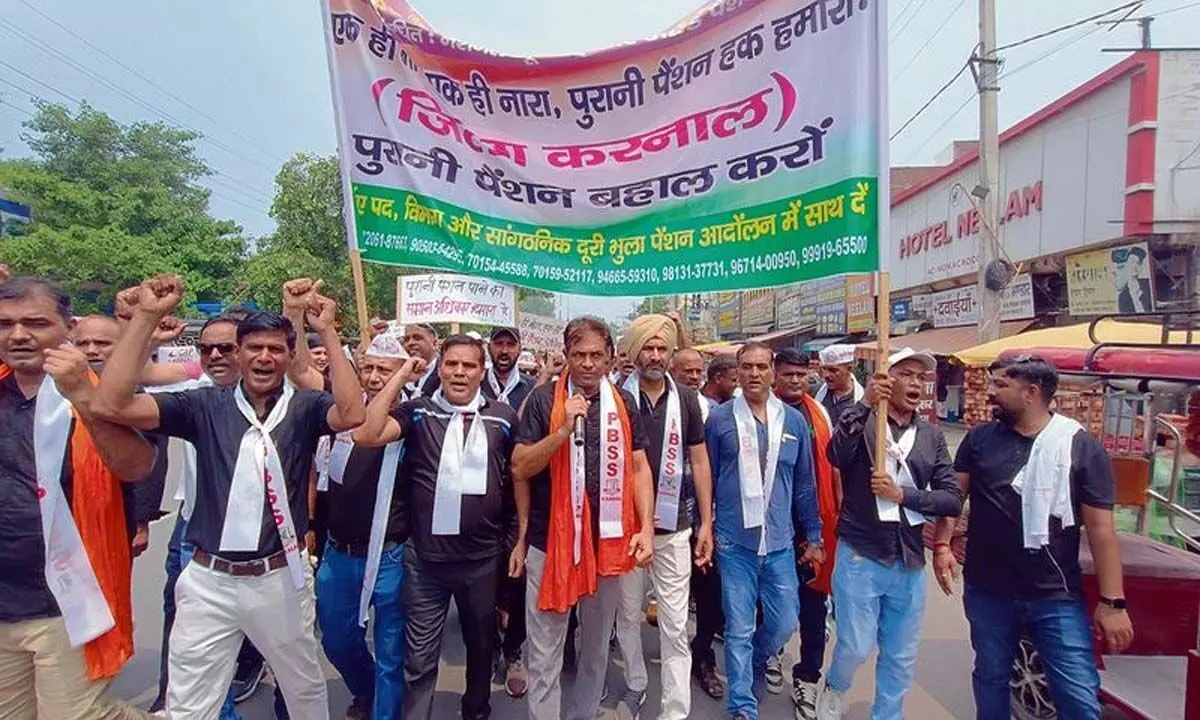 Haryana: सरकारी कर्मचारियों ने बहाली के लिए किया प्रदर्शन