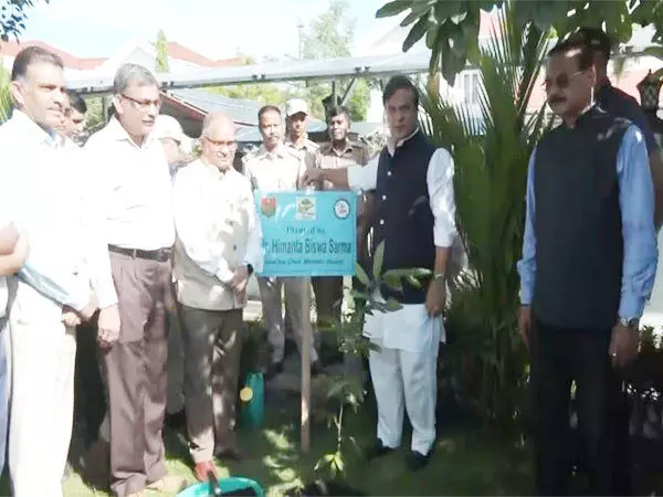 CM ने एक पेड़ मां के नाम अभियान के तहत वृक्षारोपण कार्यक्रम में भाग लिया