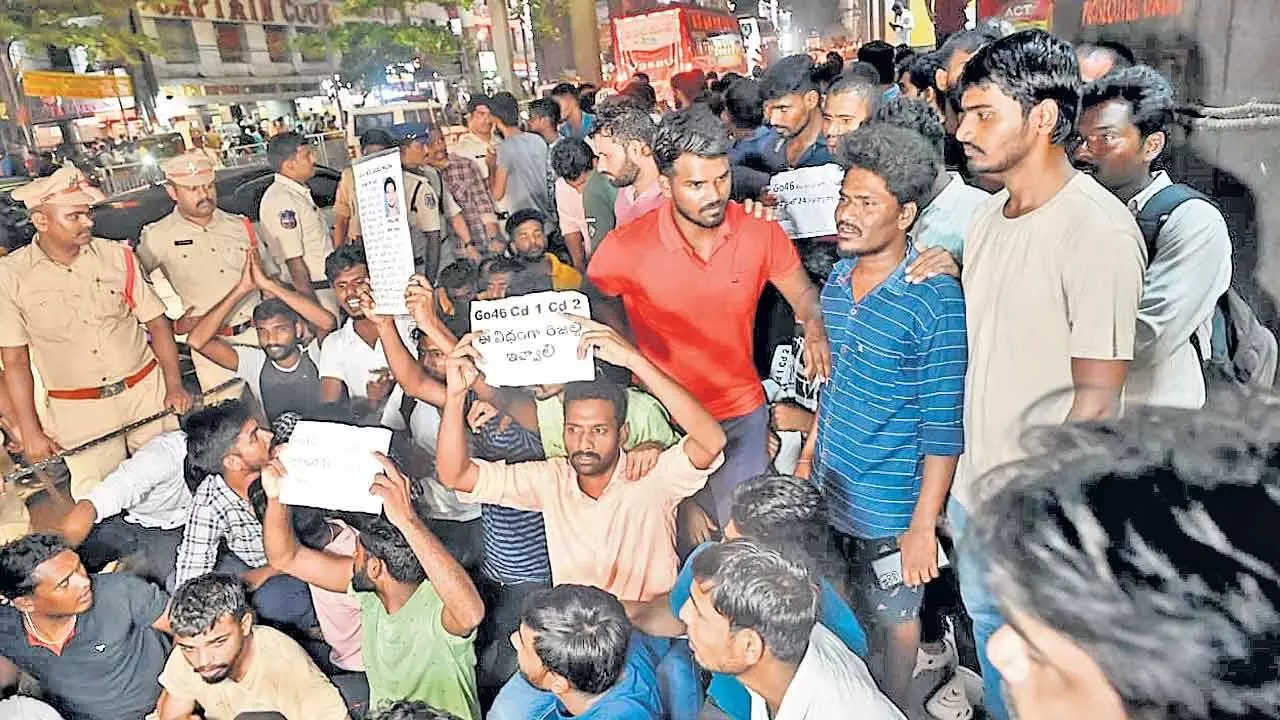 Telangana: पुलिस भर्ती के इच्छुक उम्मीदवारों ने दिलसुखनगर में किया विरोध प्रदर्शन