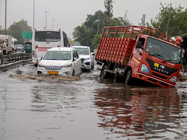 Delhi Traffic Police को भारी बारिश के कारण जलभराव की समस्या से जुड़ी करीब 50 शिकायतें मिलीं