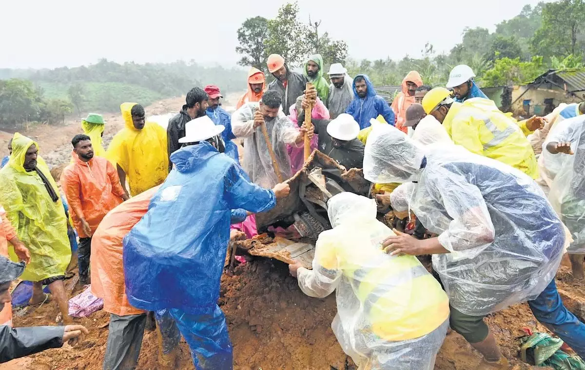 Wayanad landslide : भूस्खलन-प्रवण जिलों में मिट्टी निकालने पर लगाम