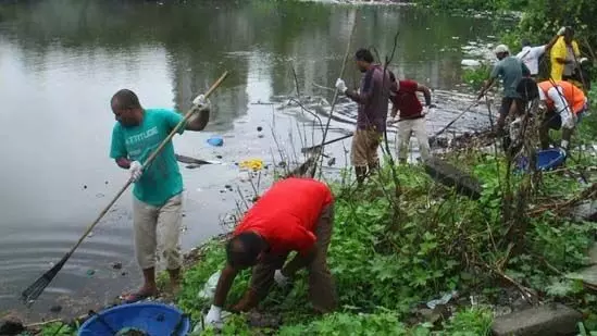 Mumbai: बदबूदार और काले पानी के कारण चारकोप के निवासी बीमार पड़ रहे