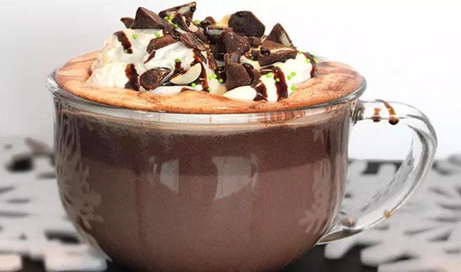 Hot-Chocolate के साथ ले बारिश के मजे