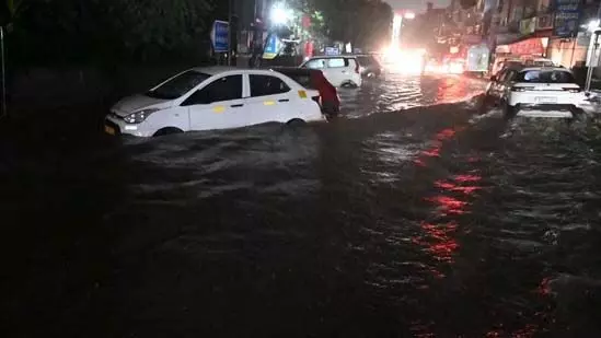 Noida: भारी बारिश के बाद गुड़गांव में बाढ़ के पानी में SUV अनियंत्रित होकर पलट गई