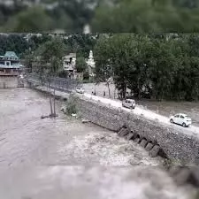 Himachal Pradesh: भारी बारिश के बाद ब्यास और पार्वती नदियां उफान पर