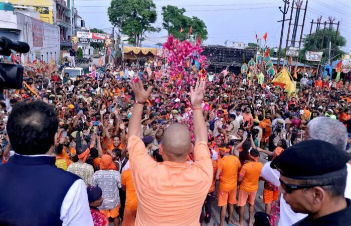 helicopter से कांवड़ियों पर फूल बरसाए, शिव भक्तों की प्रसन्नता का दृश्य