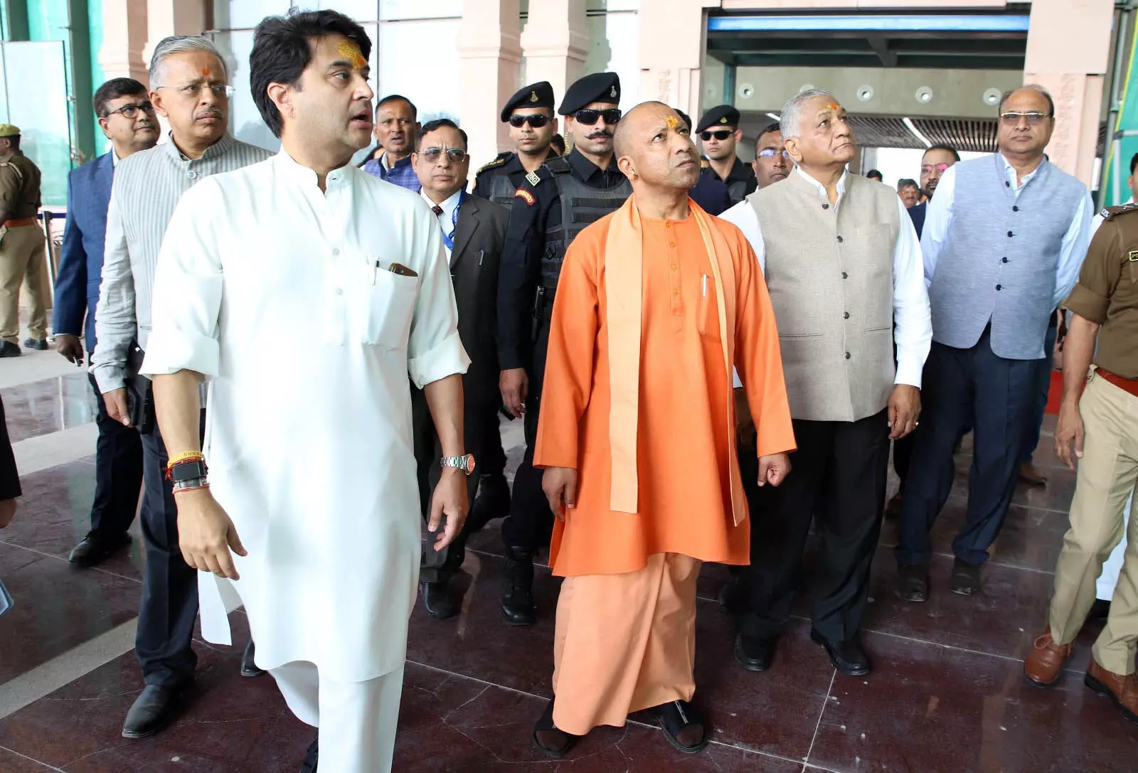 CM Yogi ने दिखाई सख्ती ताज होटल के सामने अराजकता के मामले पर