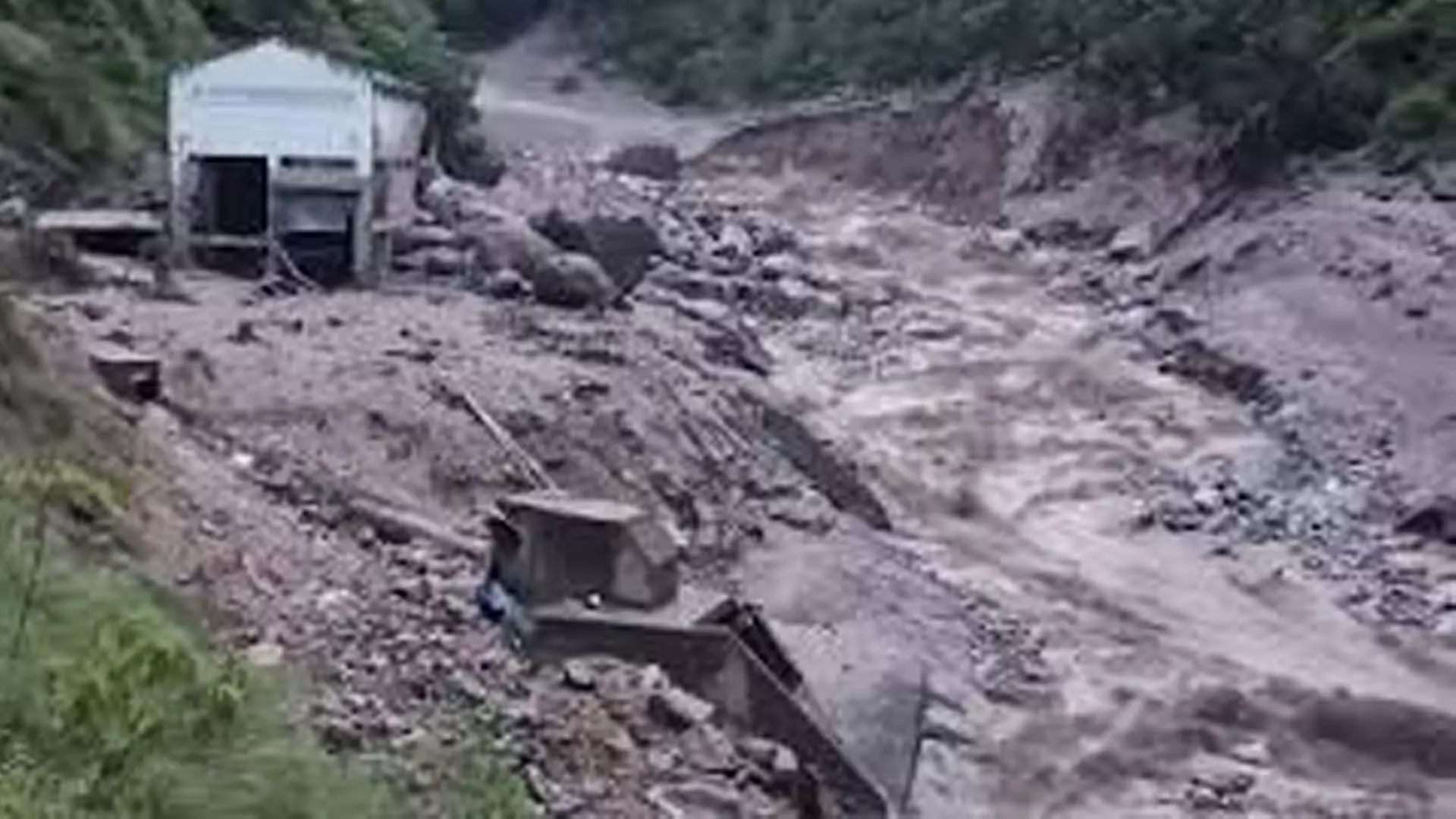 Shimla जिले में बादल फटने से 30 से अधिक लोग लापता