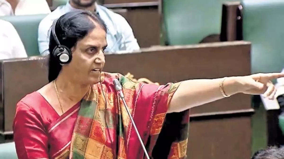 Telangana के सीएम रेवंत रेड्डी की टिप्पणी पर पूर्व मंत्री सबिता रो पड़ीं