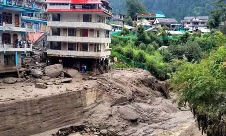 Himachal flash flood: कुल्लू में पुल क्षतिग्रस्त, इमारतें ढहीं