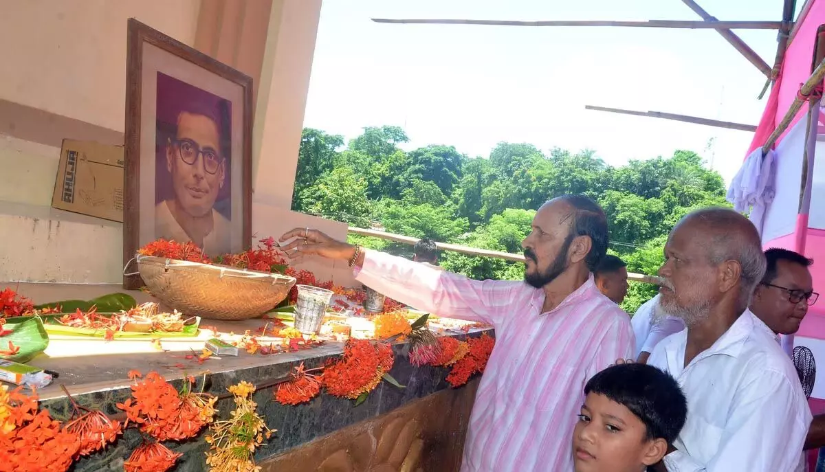 Assam : तेजपुर में नतासूर्या फणी सरमा का 54वां स्मरण दिवस श्रद्धांजलि और कार्यक्रमों के साथ मनाया