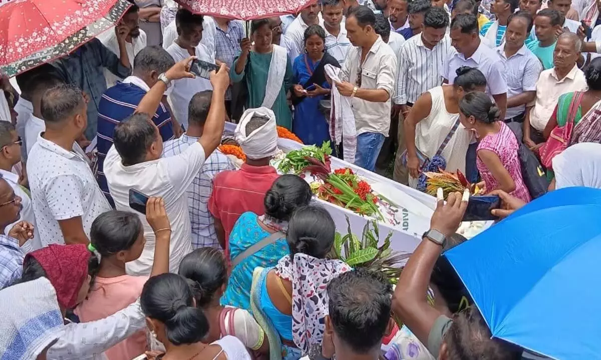 Assam : लखीमपुर जिले के आदिवासी छात्र नेता बिनोद धान का शोक के बीच अंतिम संस्कार किया