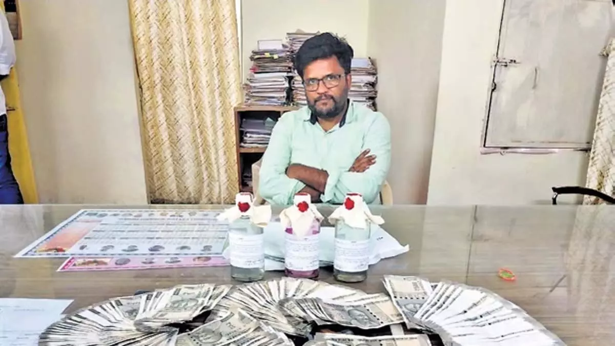 Telangana के DCTO को 2 लाख रुपये की रिश्वत लेते हुए गिरफ्तार किया