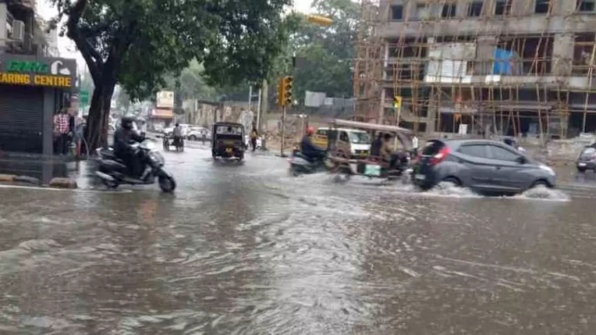 Weather: अजमेर में बारिश से सड़कों पर भरा पानी, गोल परेशान