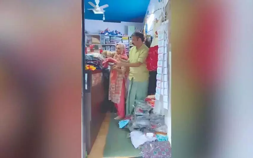 Kozhikode के कपड़ा दुकान मालिकों ने अपना पूरा स्टॉक वायनाड भूस्खलन पीड़ितों को दान कर दिया