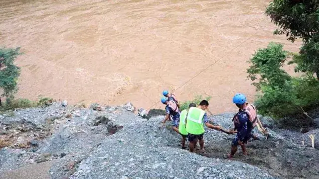 Haryana:  तेज बारिश के कारण लोगों की बढ़ी मुश्किल, गड्ढे में बहने से लोगों ने बचाया