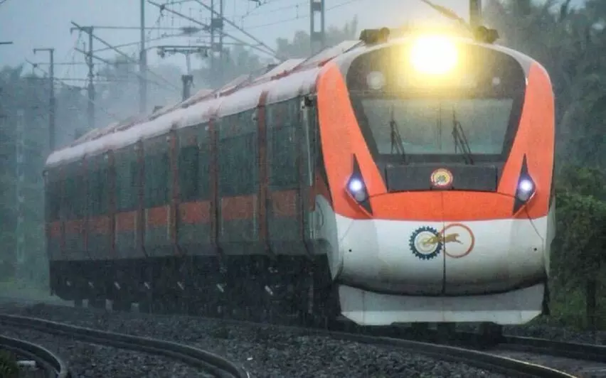 KERALA :  एर्नाकुलम-बेंगलुरु वंदे भारत ट्रेन ने पहली यात्रा की