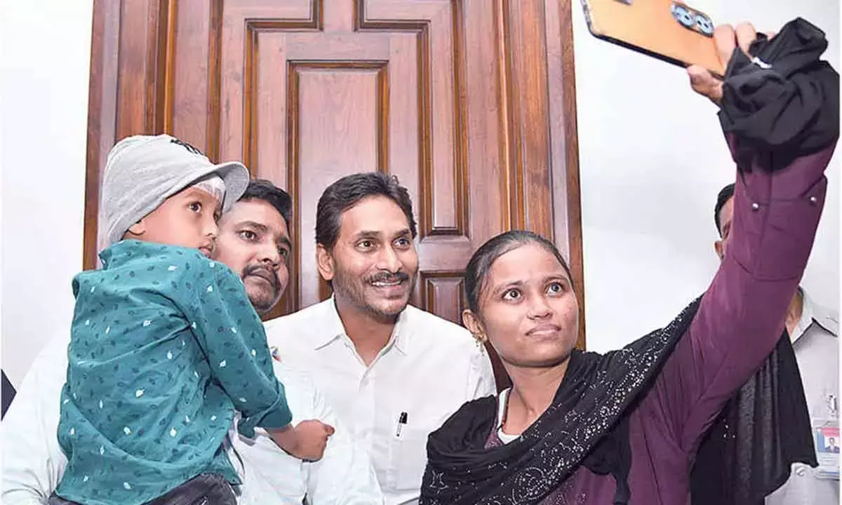 पूर्व CM Jagan ने वाईएसआरसीपी नेताओं और कार्यकर्ताओं से मुलाकात की