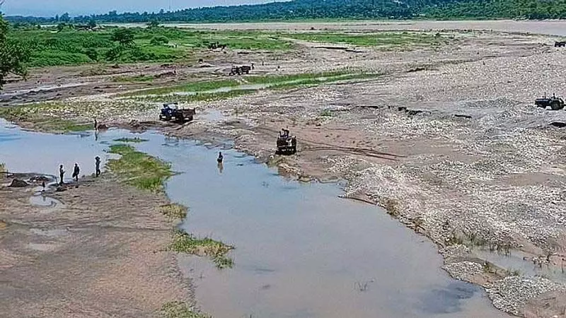 Nahan: चेतावनियों के बावजूद यमुना नदी पर अवैध खनन जारी