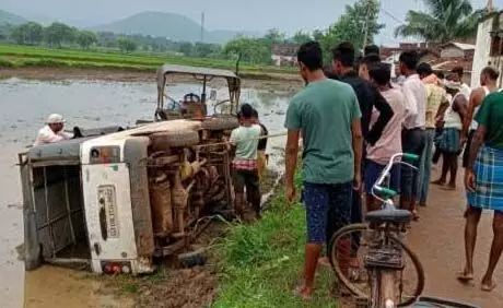 टाटा मैजिक पलटने से स्टूडेंट्स में मची चीख पुकार, चालक की लापरवाही से हादसा