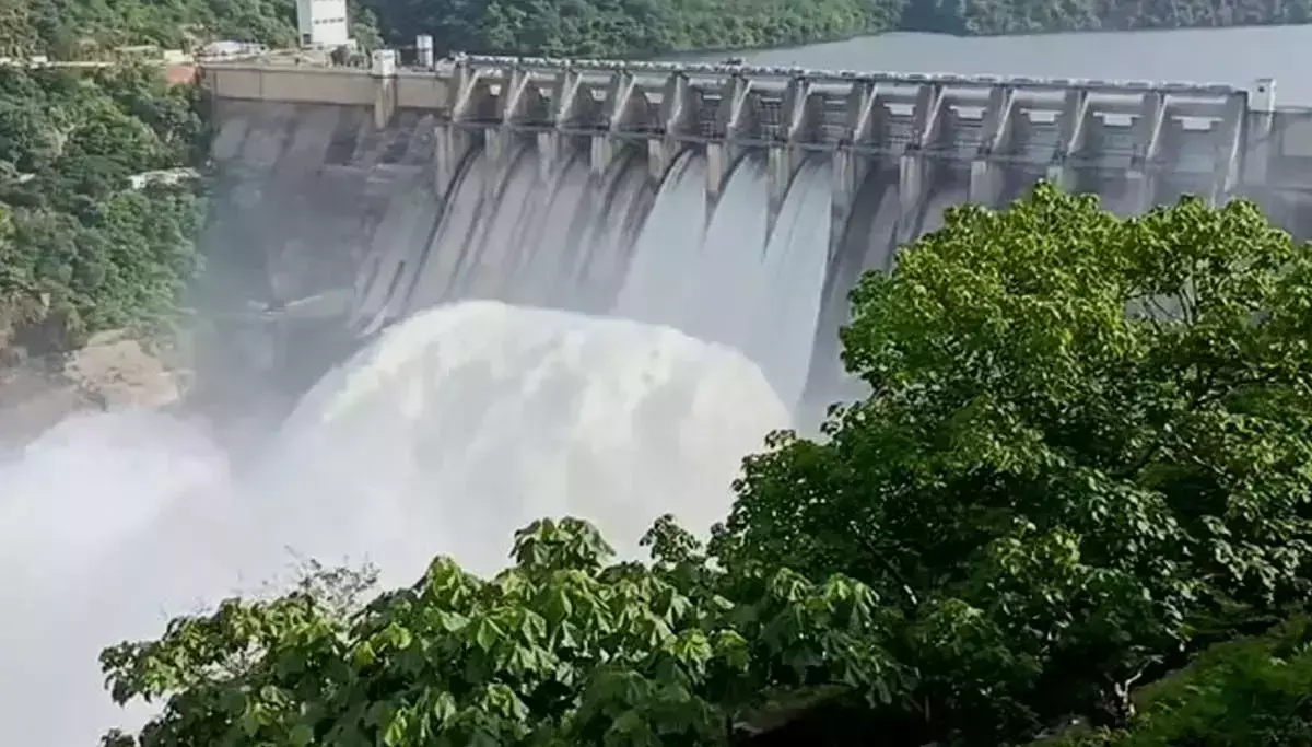 बाढ़ का पानी बढ़ने के बीच Srisailam जलाशय के दस गेट खोले गए