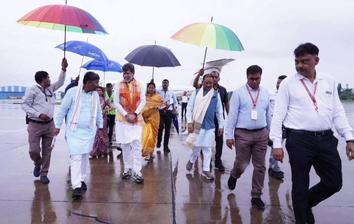 जगदलपुर पहुंचे CM विष्णुदेव साय का एयरपोर्ट में आत्मीय स्वागत