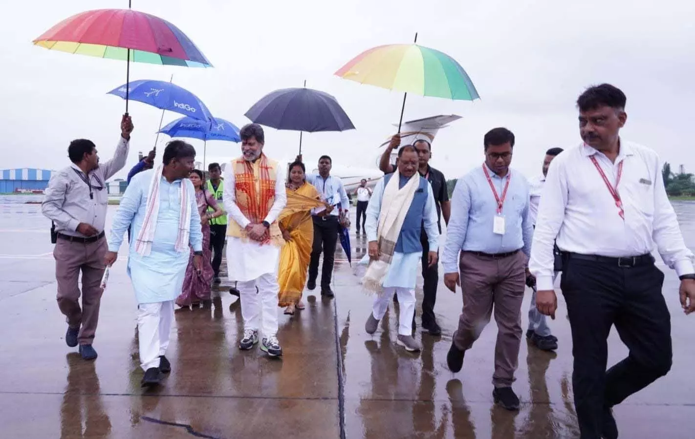 जगदलपुर पहुंचे CM विष्णुदेव साय का एयरपोर्ट में आत्मीय स्वागत | CM  Vishnudev Sai reached Jagdalpur and was warmly welcomed at the airport | जगदलपुर  पहुंचे CM विष्णुदेव साय का ...