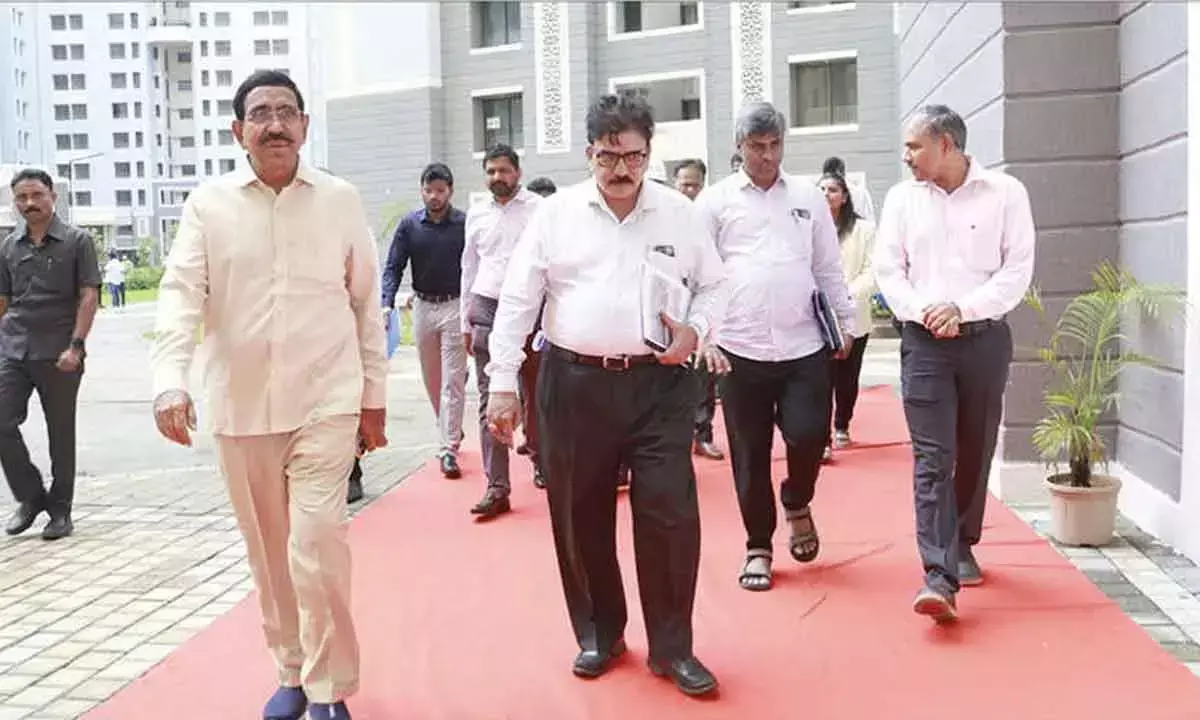 विकास कार्यों का अध्ययन करने के लिए मंत्री Narayan मुंबई पहुंचे