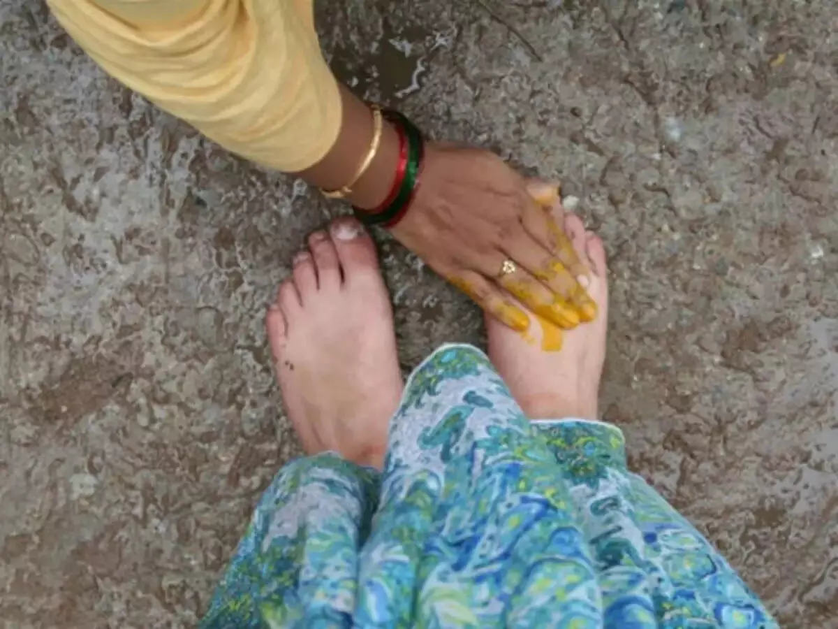 Sons question  के जवाब में गजल अर्ग हिंदू अपने बड़ों के पैर क्यों छूते