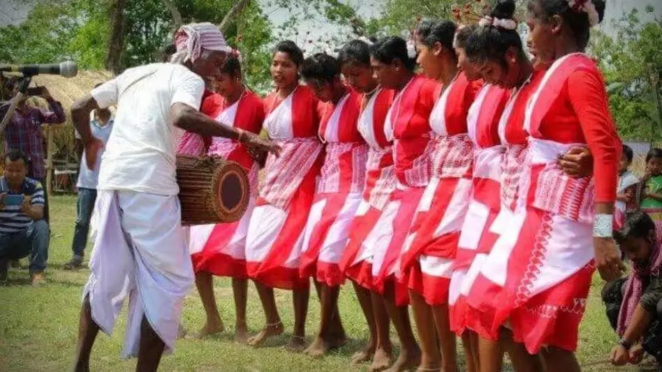 Assam : 8,000 चाय जनजाति कलाकार इस नवंबर में गुवाहाटी में झुमुर प्रदर्शन करेंगे