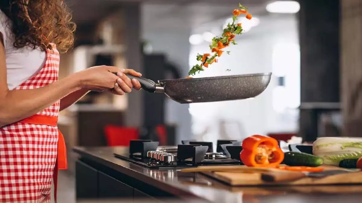 Kitchen Tips: सब्जी बनाने बाद हाथों से आती है मसालों की तेज महक तो अपनाये ये टिप्स