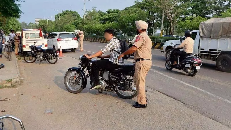 Jalandhar: संशोधित बाइक साइलेंसर पर पुलिस की कार्रवाई